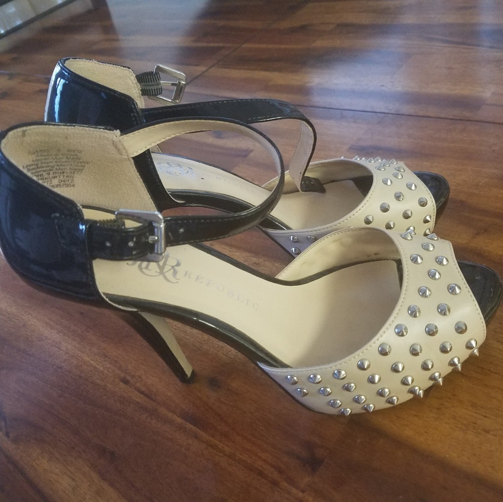 Rock & Republic black and tan studded heels